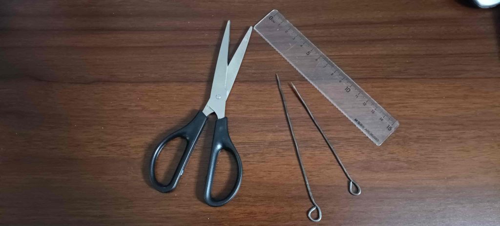 Tools required for using the Woven Jacquard Fabric Price Calculator: transparent ruler, scissors, and two needles