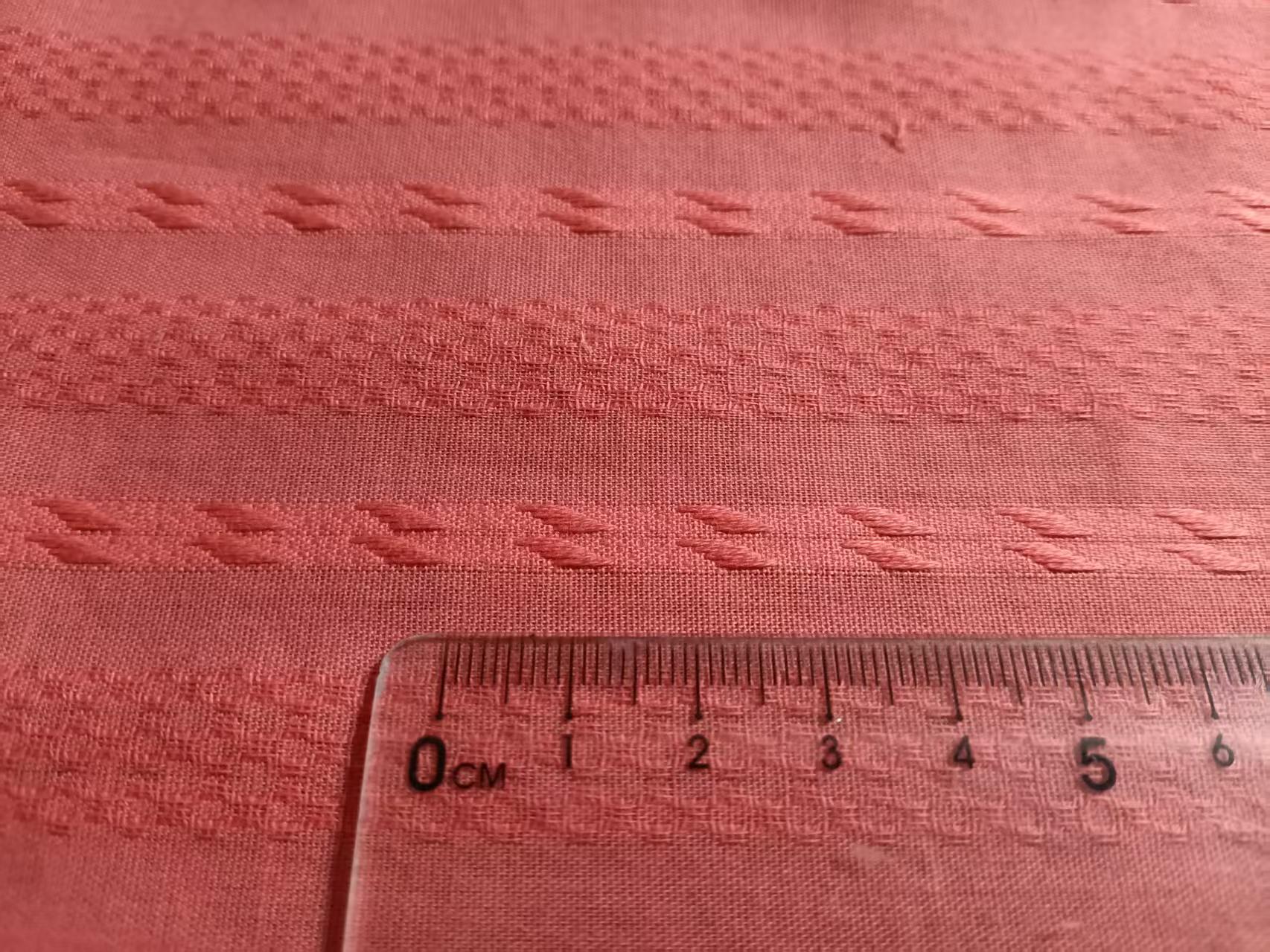 Counting weft density per centimeter on jacquard fabric