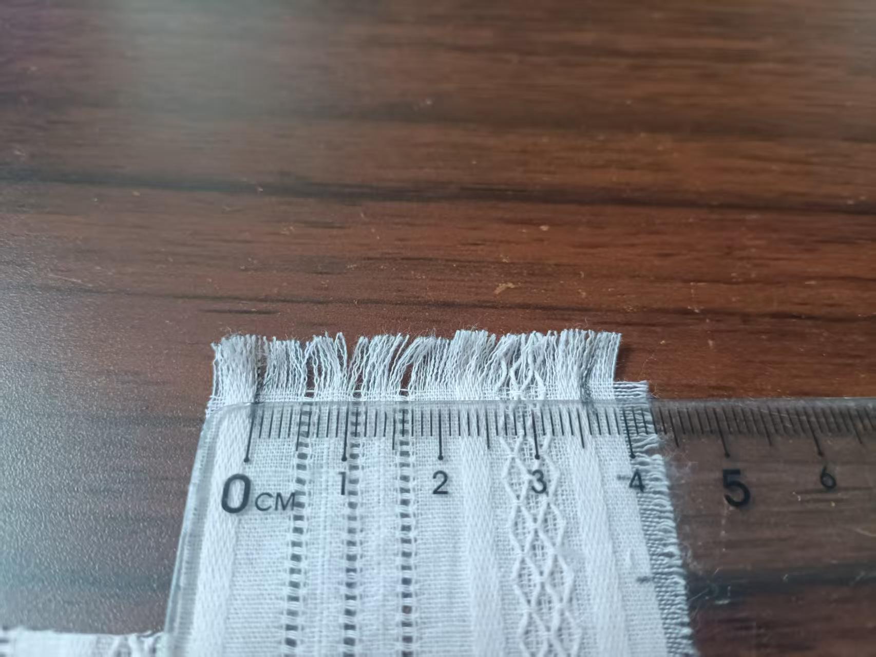 图11 用透明尺压住面料