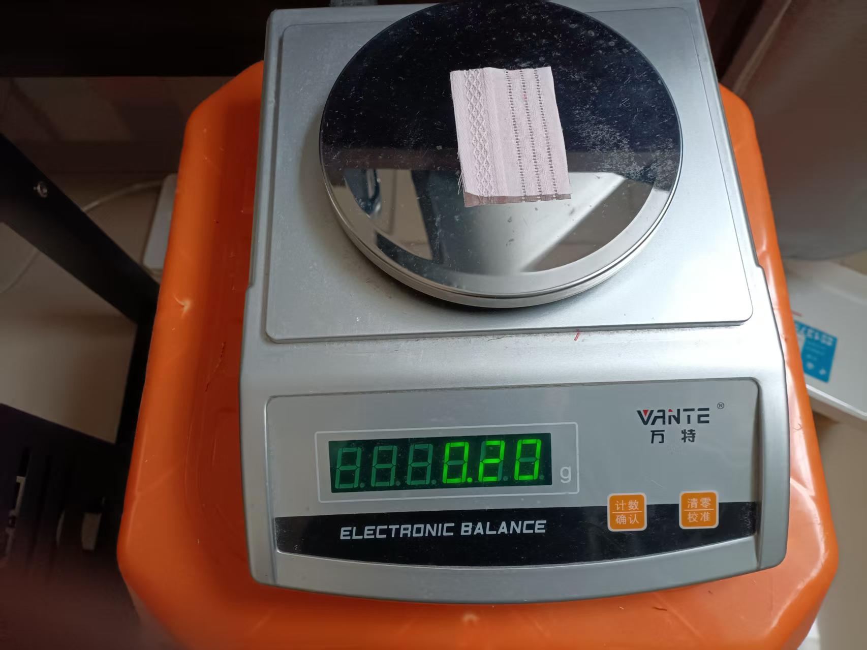 图4 电子天平称重