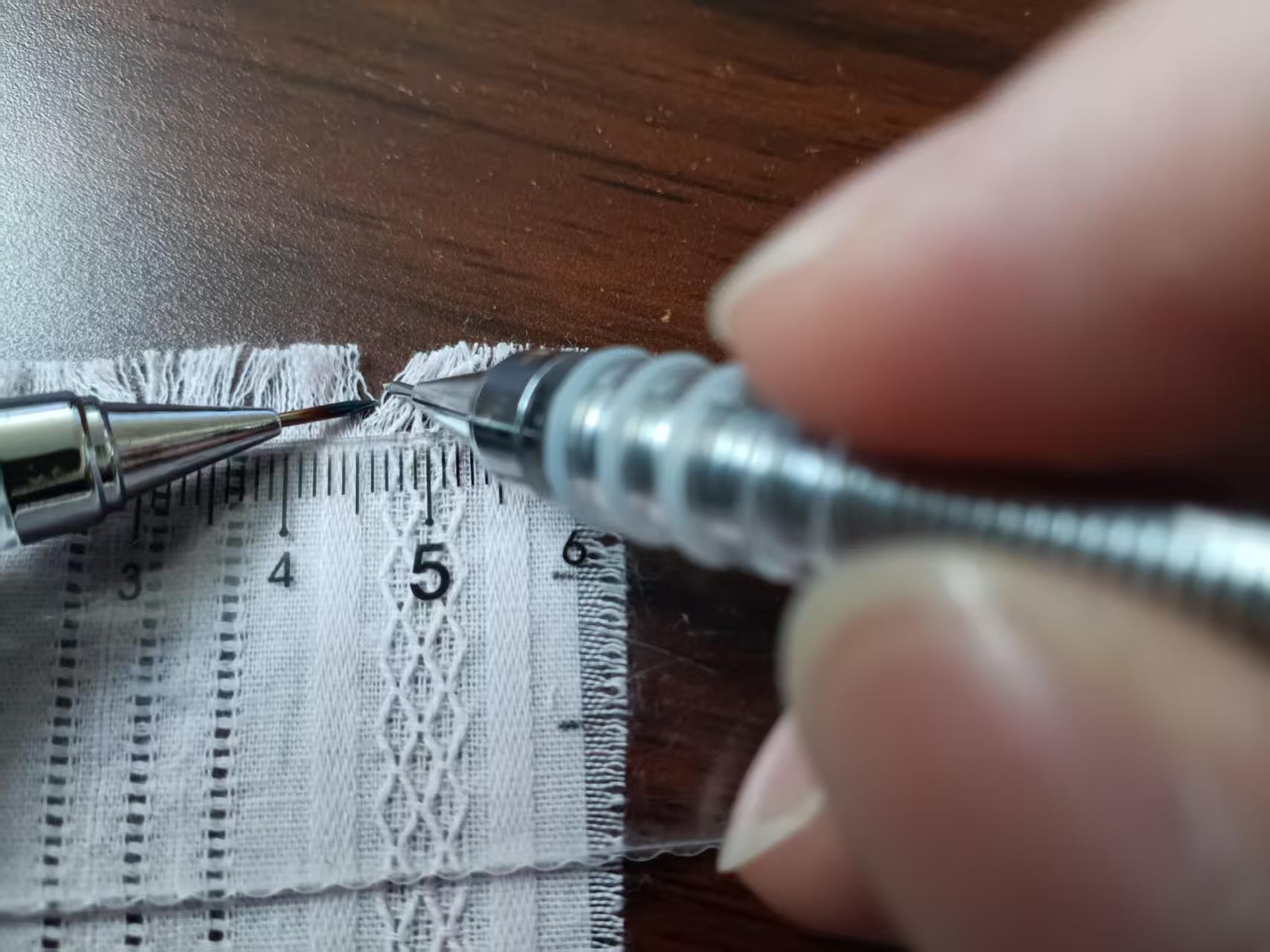 图8 用两根针肉眼数经线