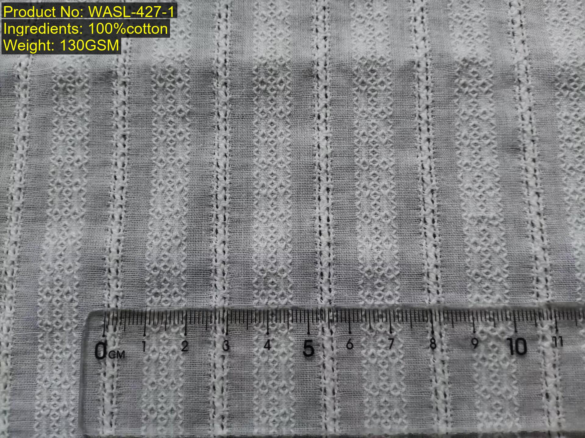 WASL-427-1 纱罗小提花条纹面料主图 长条型宽窄条纹与菱形小提花纹理的纱罗小提花条纹面料,展示用于面料识别的纱罗小提花组织结构。