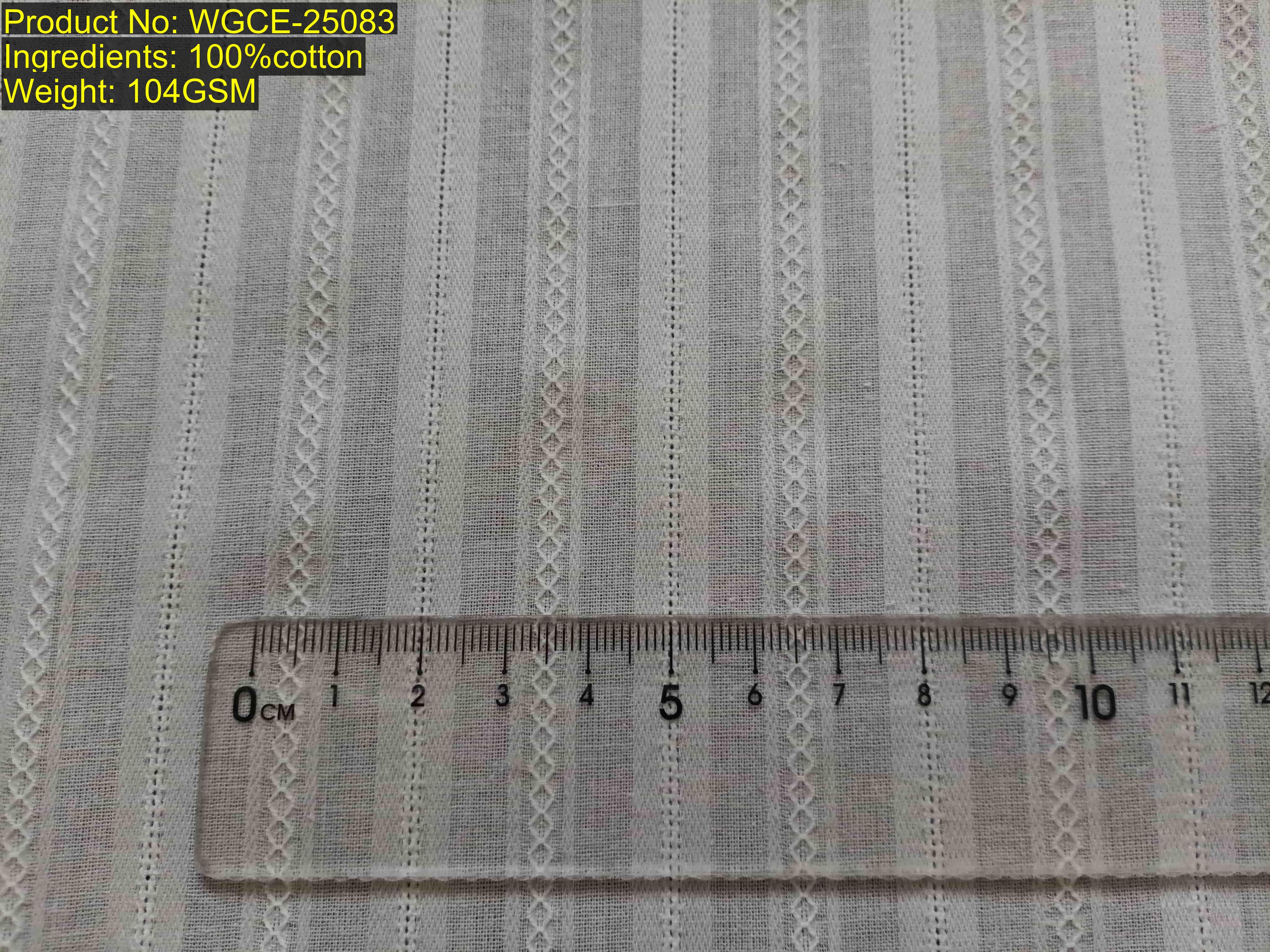 纱罗纵向条纹面料，展示宽窄交替条纹与菱形纱罗透孔图案